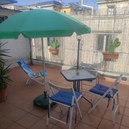 Vacanzella Casa Vacanza Appartamento In Centro Con Terrazzo Naples Exterior photo